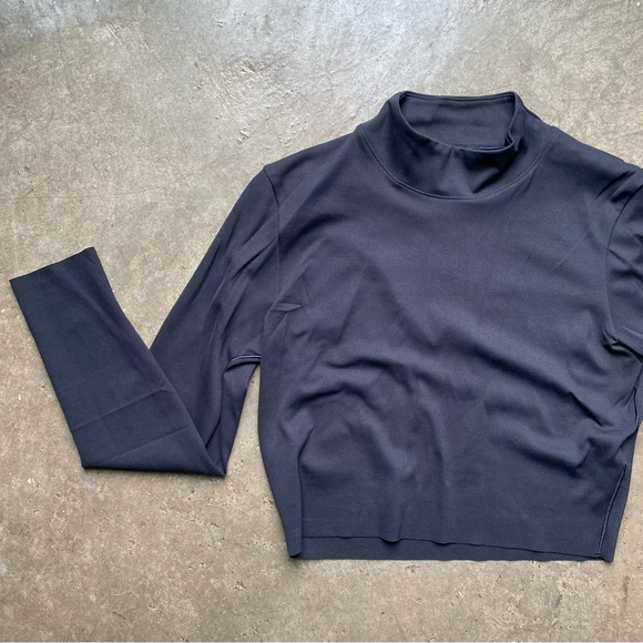 Nike Women's Yoga Dri-FIT Luxe Long Sleeve Crop Top - Picture 8 of 9